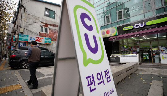 편의점가맹점협회가 내년 최저임금을 4.2% 내려야 한다고 주장했다. <연합뉴스>